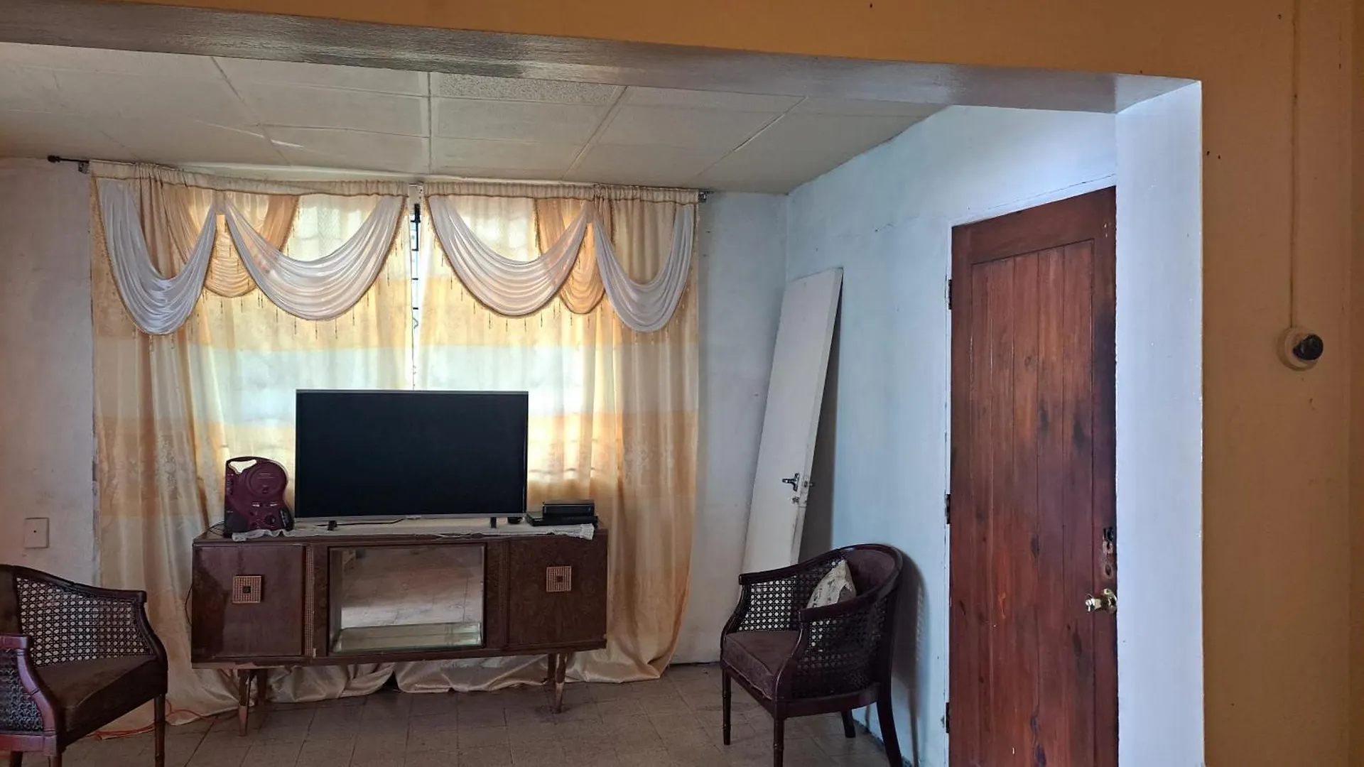 Daddy Cash Villa Kingston 0*,  Jamaica
